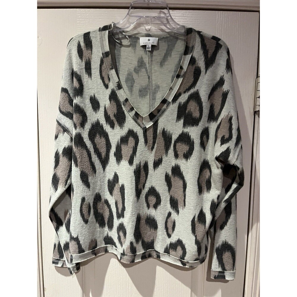 Socialite Woman’s Leopard V-neck Short Sleeve Shirt Large